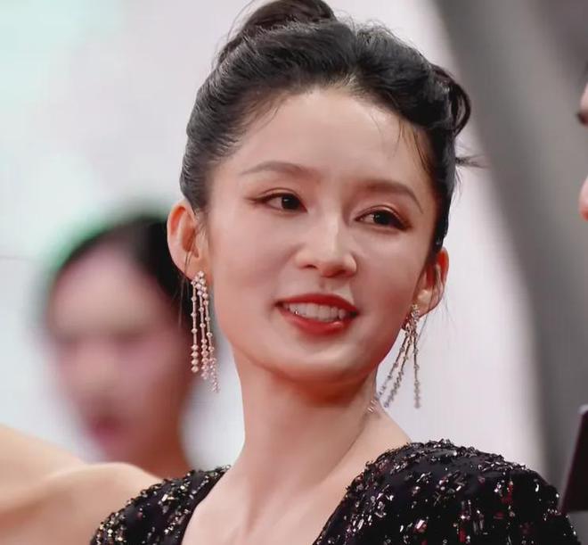 颖变壮了唐嫣有了鱼尾纹白百何脸僵OG网站星光大赏红毯生图：赵丽(图1)