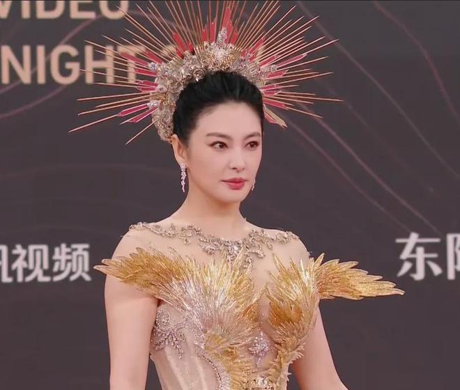 颖变壮了唐嫣有了鱼尾纹白百何脸僵OG网站星光大赏红毯生图：赵丽(图5)