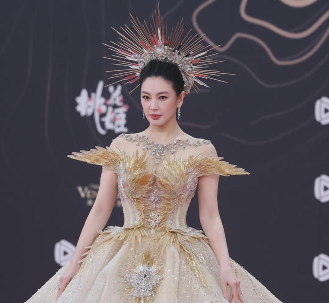 颖变壮了唐嫣有了鱼尾纹白百何脸僵OG网站星光大赏红毯生图：赵丽(图2)