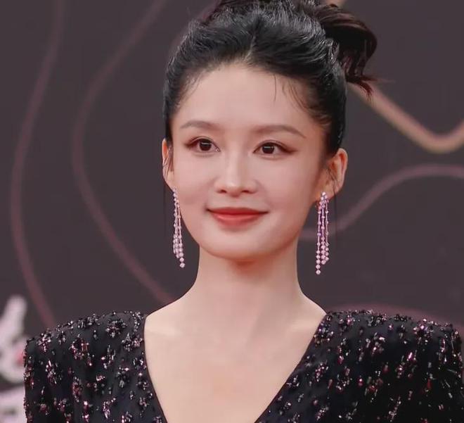 颖变壮了唐嫣有了鱼尾纹白百何脸僵OG网站星光大赏红毯生图：赵丽(图9)
