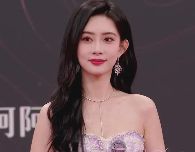 颖变壮了唐嫣有了鱼尾纹白百何脸僵OG网站星光大赏红毯生图：赵丽(图11)